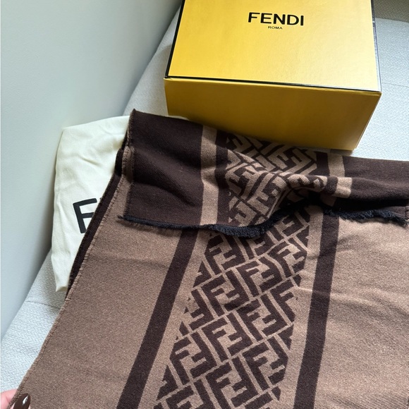 Authentic Fendi reversible wool scarf - Picture 2 of 6